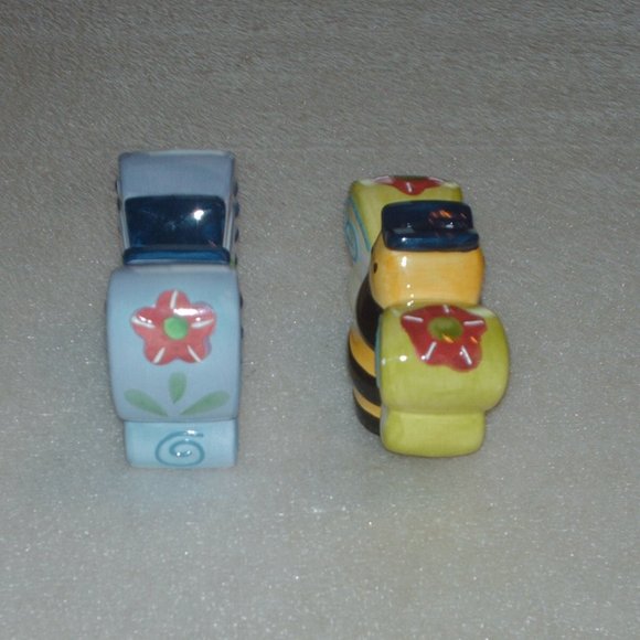 Set of porcelain butterfly salt & pepper shakers - Picture 5 of 6